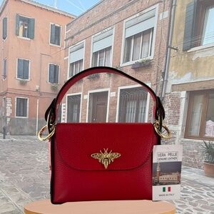 🆕🇮🇹Italian handmade genuine leather Crossbody Bag with Gold Accent